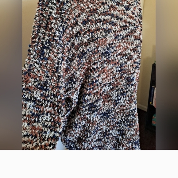 Sweaters. - Picture 3 of 4